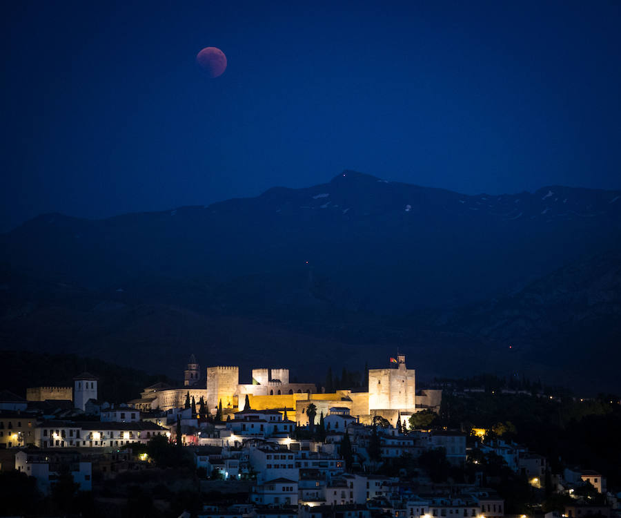 Los granadinos asisten expectantes a la 'Luna de Sangre'