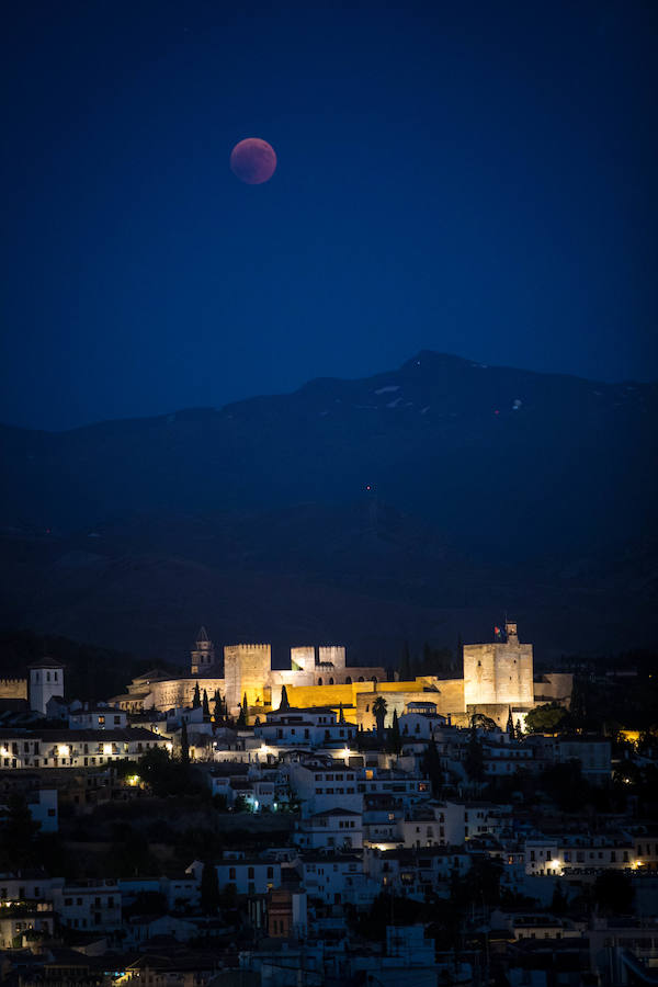 Los granadinos asisten expectantes a la 'Luna de Sangre'
