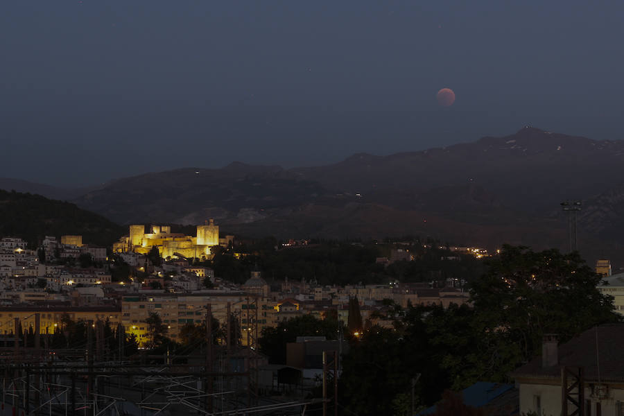 Los granadinos asisten expectantes a la 'Luna de Sangre'