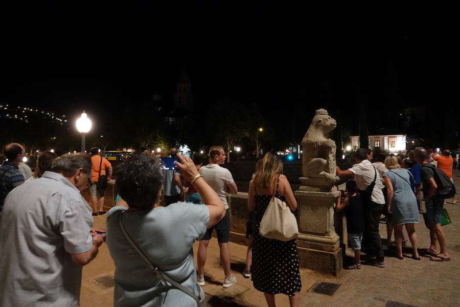 Los granadinos asisten expectantes a la 'Luna de Sangre'