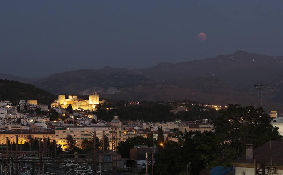 El espectacular 'paseo' de la luna roja sobre Granada, en 10 segundos