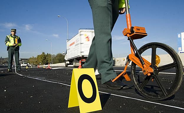 Imagen de archivo de agentes de la Guardia Civil recopilando datos tras un siniestro.
