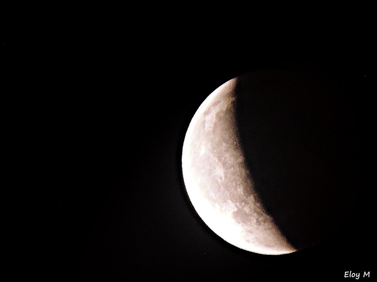 Los granadinos asisten expectantes a la 'Luna de Sangre'