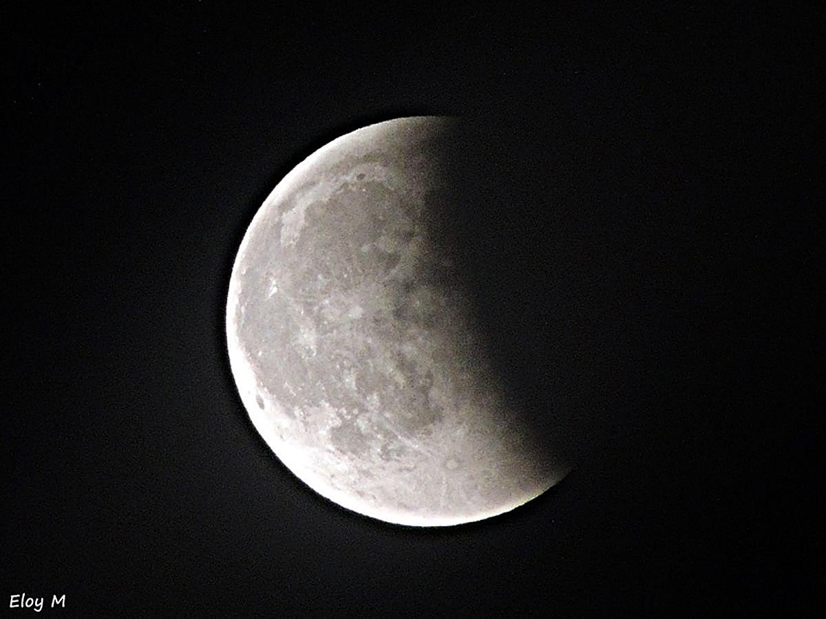Los granadinos asisten expectantes a la 'Luna de Sangre'