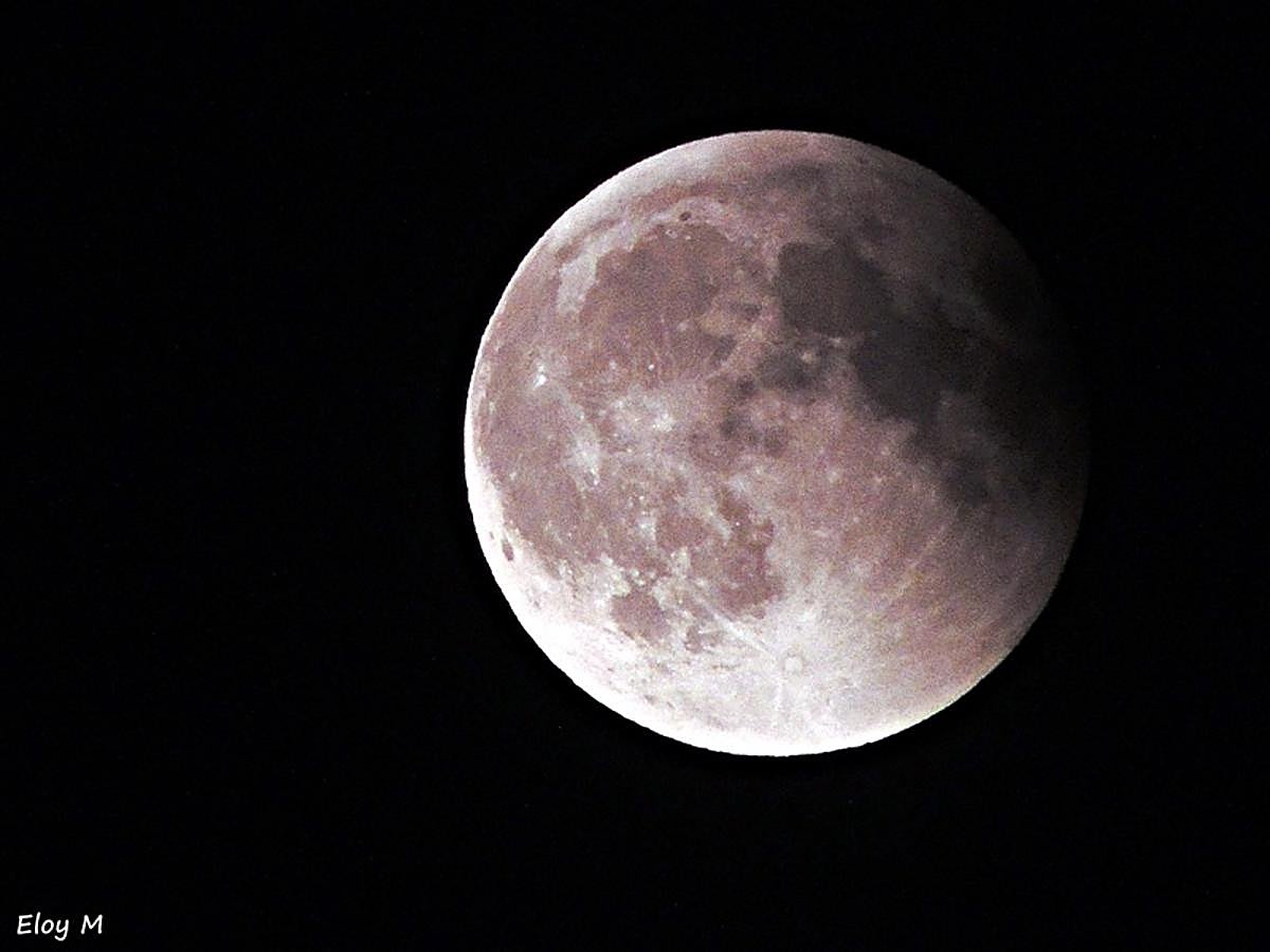 Los granadinos asisten expectantes a la 'Luna de Sangre'