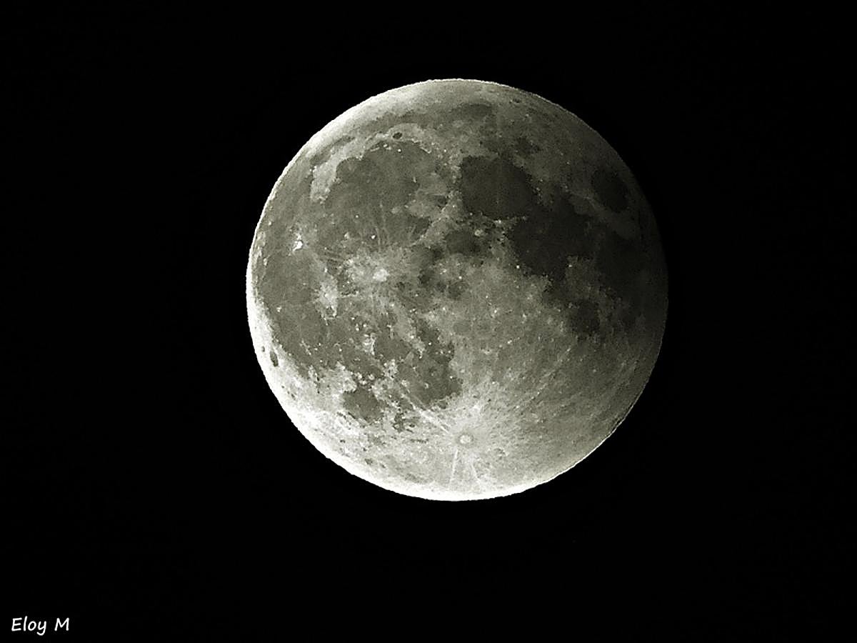 Los granadinos asisten expectantes a la 'Luna de Sangre'