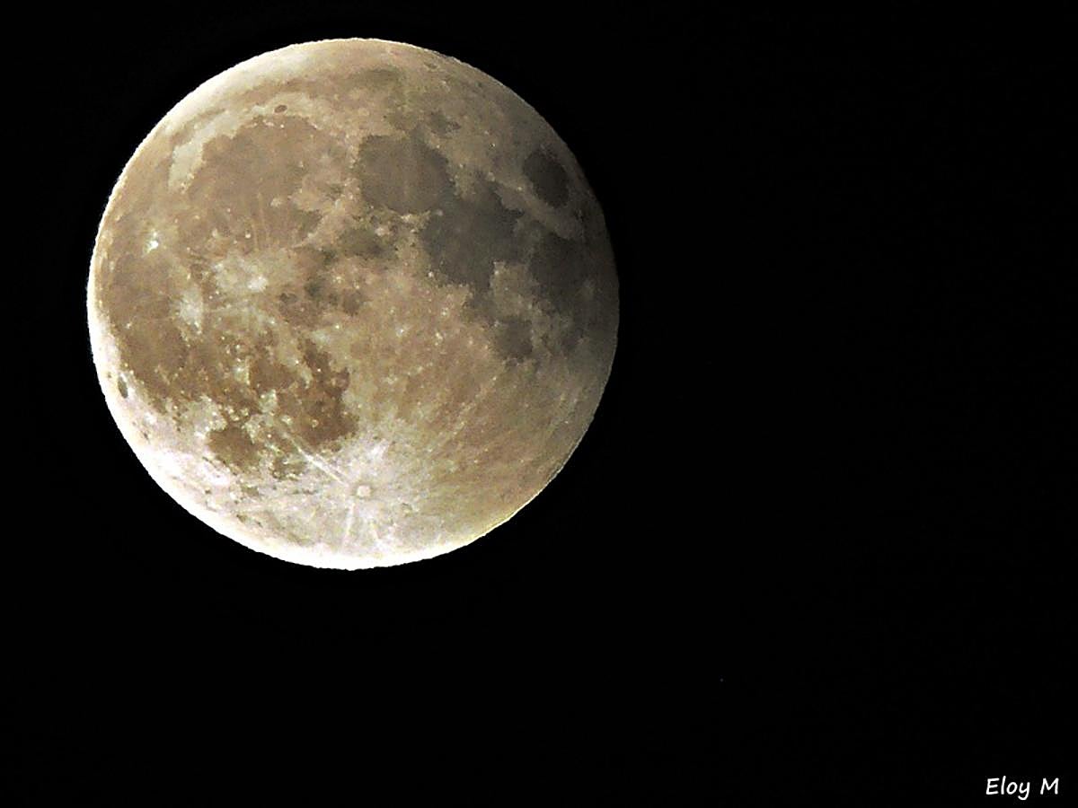 Los granadinos asisten expectantes a la 'Luna de Sangre'