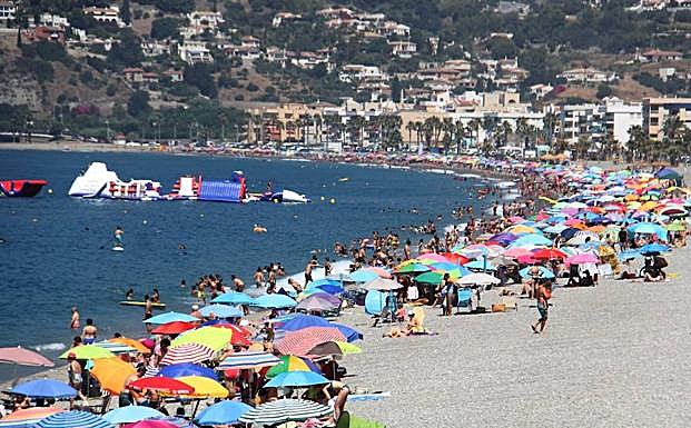 La playa de La Herradura, a tope hoy sábado 28 de julio. 