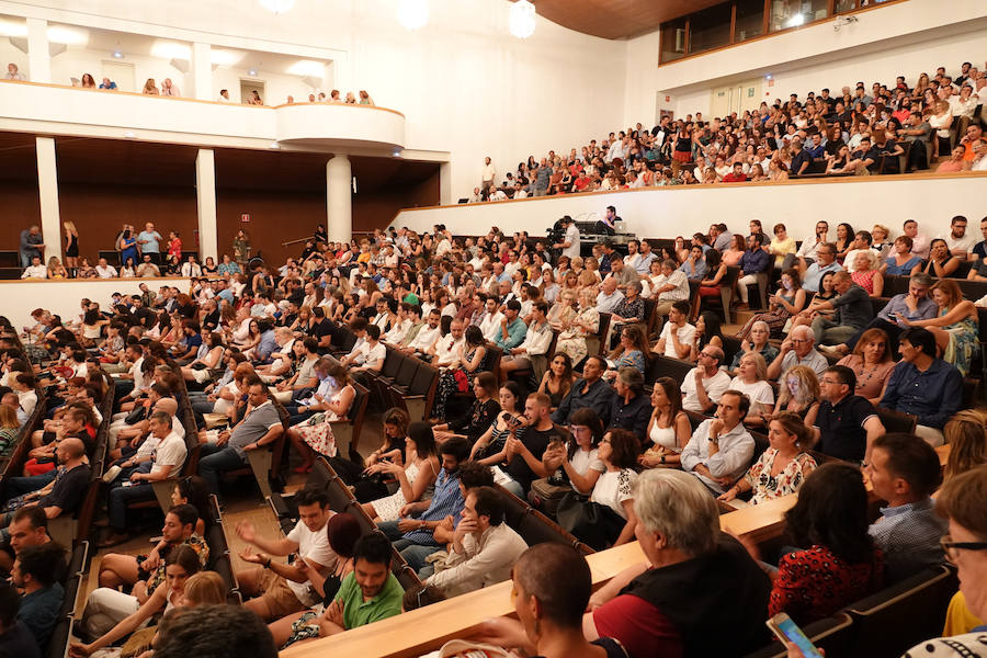 Diego 'El Cigala' demostró su poderío ante un auditorio Manuel de Falla abarrotado, como plato fuerte del Festival de la Guitarra de Granada