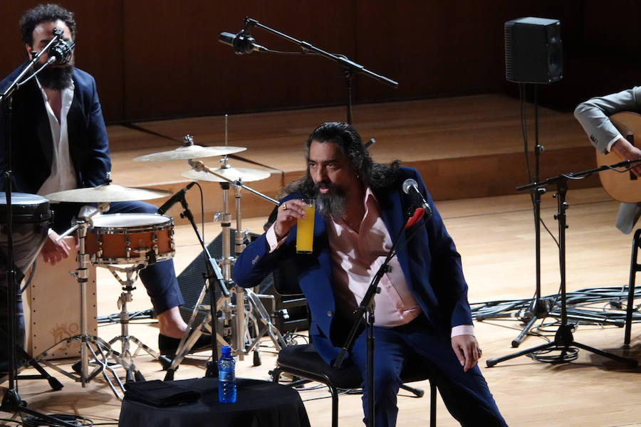 Diego 'El Cigala' demostró su poderío ante un auditorio Manuel de Falla abarrotado, como plato fuerte del Festival de la Guitarra de Granada