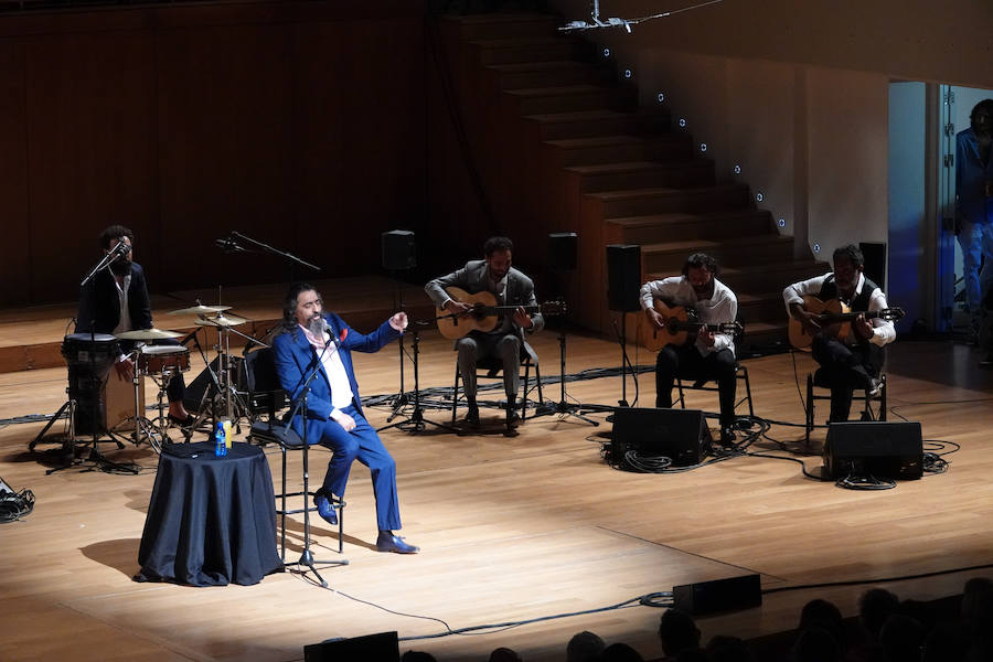 Diego 'El Cigala' demostró su poderío ante un auditorio Manuel de Falla abarrotado, como plato fuerte del Festival de la Guitarra de Granada