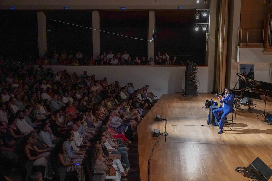 Diego 'El Cigala' demostró su poderío ante un auditorio Manuel de Falla abarrotado, como plato fuerte del Festival de la Guitarra de Granada