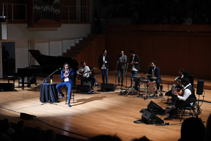 Diego 'El Cigala' demostró su poderío ante un auditorio Manuel de Falla abarrotado, como plato fuerte del Festival de la Guitarra de Granada