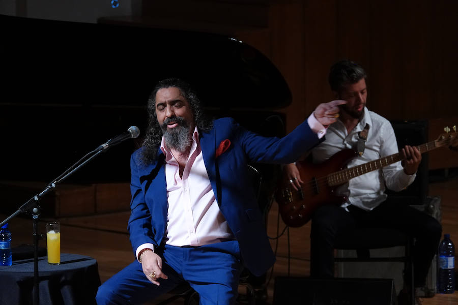 Diego 'El Cigala' demostró su poderío ante un auditorio Manuel de Falla abarrotado, como plato fuerte del Festival de la Guitarra de Granada