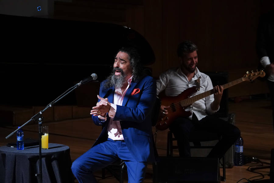 Diego 'El Cigala' demostró su poderío ante un auditorio Manuel de Falla abarrotado, como plato fuerte del Festival de la Guitarra de Granada