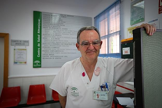 Miguel Melguizo trabaja en el centro de salud de Almanjáyar desde que hizo la residencia hace 30 años.