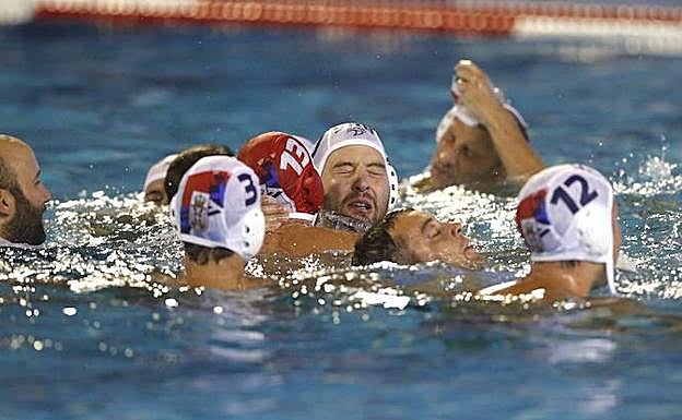 Los jugadores de la selección nacional de Serbia celebran la victoria ante España. 