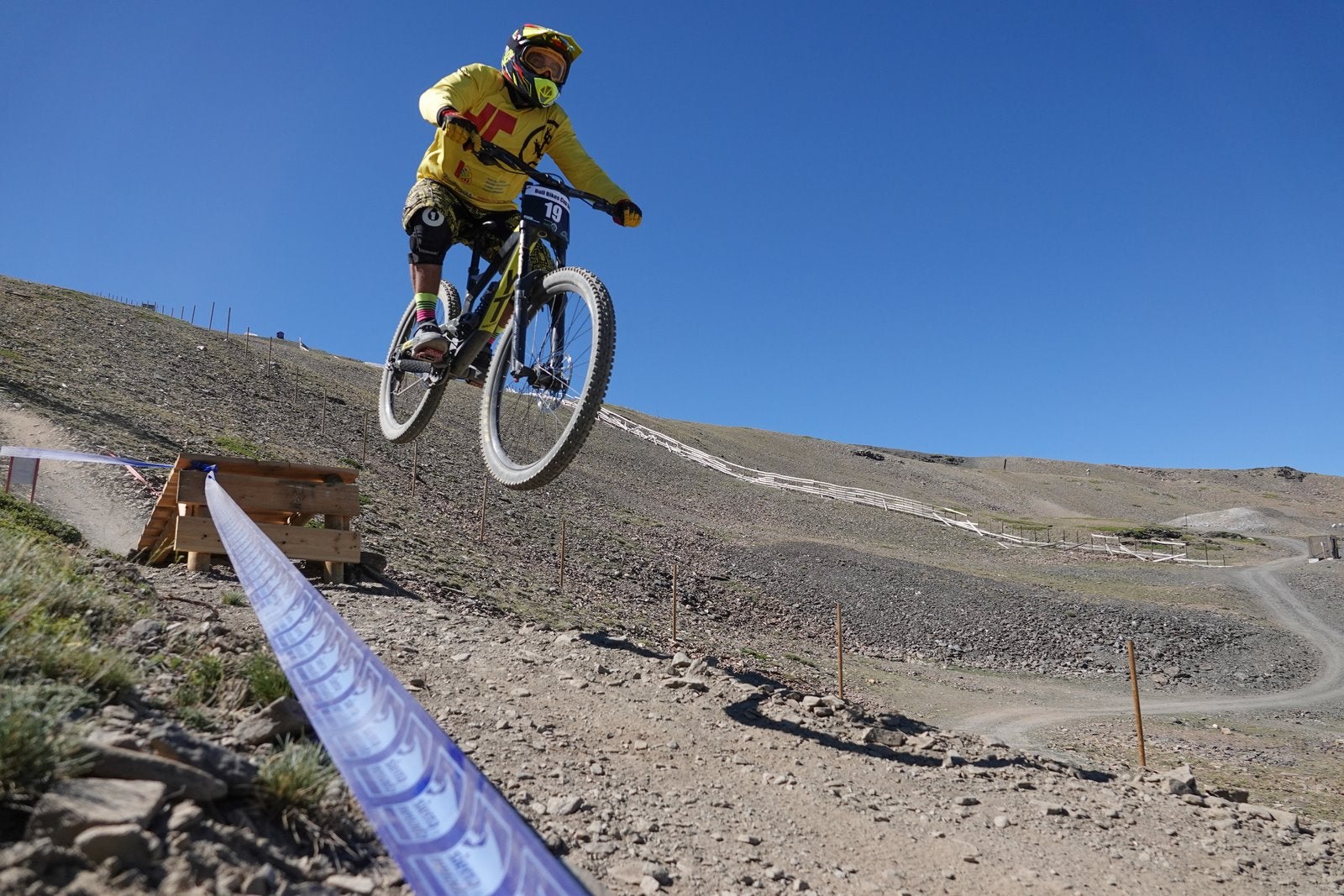 El piloto motrileño, que este año ha disputado dos descensos de Copa del Mundo, se sube a lo más alto del podio del Descenso MTB Bull Bikes junto a Moisés Navarrete y Carlos Haro. Zoe Zamora repite el triunfo del año pasado por delante de su hermana Kira y de Violeta Benítez