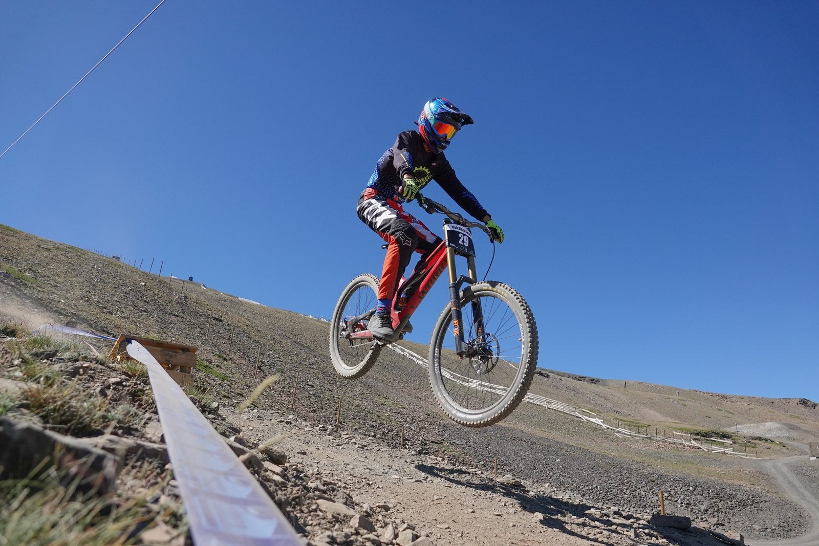El piloto motrileño, que este año ha disputado dos descensos de Copa del Mundo, se sube a lo más alto del podio del Descenso MTB Bull Bikes junto a Moisés Navarrete y Carlos Haro. Zoe Zamora repite el triunfo del año pasado por delante de su hermana Kira y de Violeta Benítez