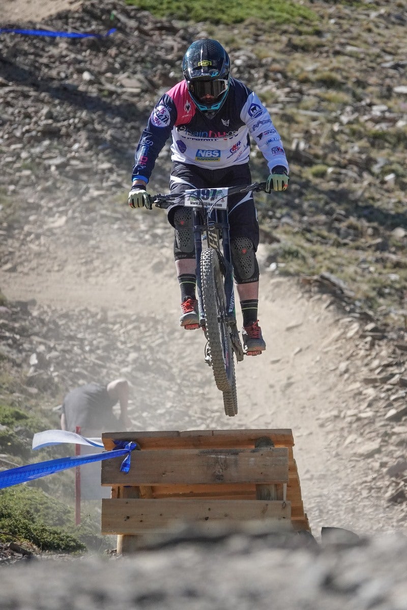 El piloto motrileño, que este año ha disputado dos descensos de Copa del Mundo, se sube a lo más alto del podio del Descenso MTB Bull Bikes junto a Moisés Navarrete y Carlos Haro. Zoe Zamora repite el triunfo del año pasado por delante de su hermana Kira y de Violeta Benítez