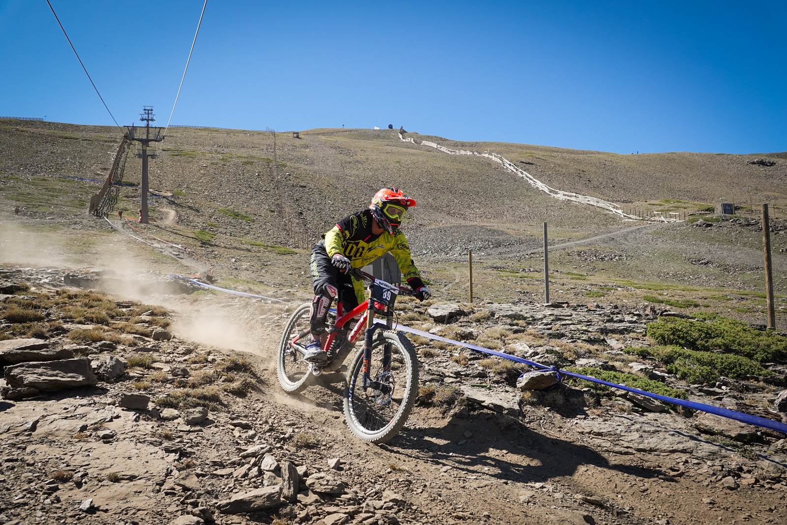 El piloto motrileño, que este año ha disputado dos descensos de Copa del Mundo, se sube a lo más alto del podio del Descenso MTB Bull Bikes junto a Moisés Navarrete y Carlos Haro. Zoe Zamora repite el triunfo del año pasado por delante de su hermana Kira y de Violeta Benítez