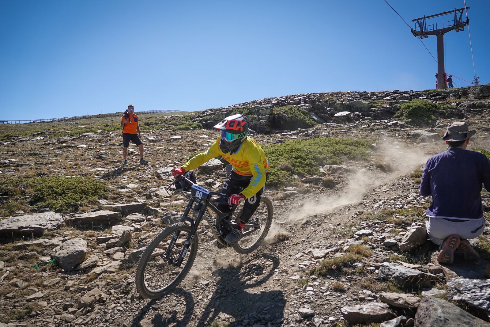 El piloto motrileño, que este año ha disputado dos descensos de Copa del Mundo, se sube a lo más alto del podio del Descenso MTB Bull Bikes junto a Moisés Navarrete y Carlos Haro. Zoe Zamora repite el triunfo del año pasado por delante de su hermana Kira y de Violeta Benítez