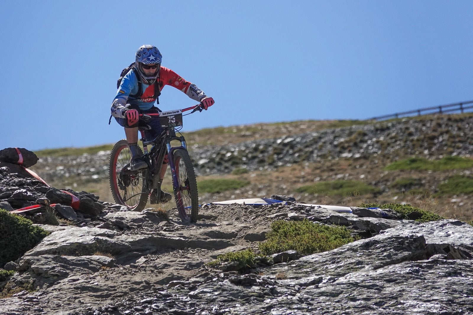 El piloto motrileño, que este año ha disputado dos descensos de Copa del Mundo, se sube a lo más alto del podio del Descenso MTB Bull Bikes junto a Moisés Navarrete y Carlos Haro. Zoe Zamora repite el triunfo del año pasado por delante de su hermana Kira y de Violeta Benítez