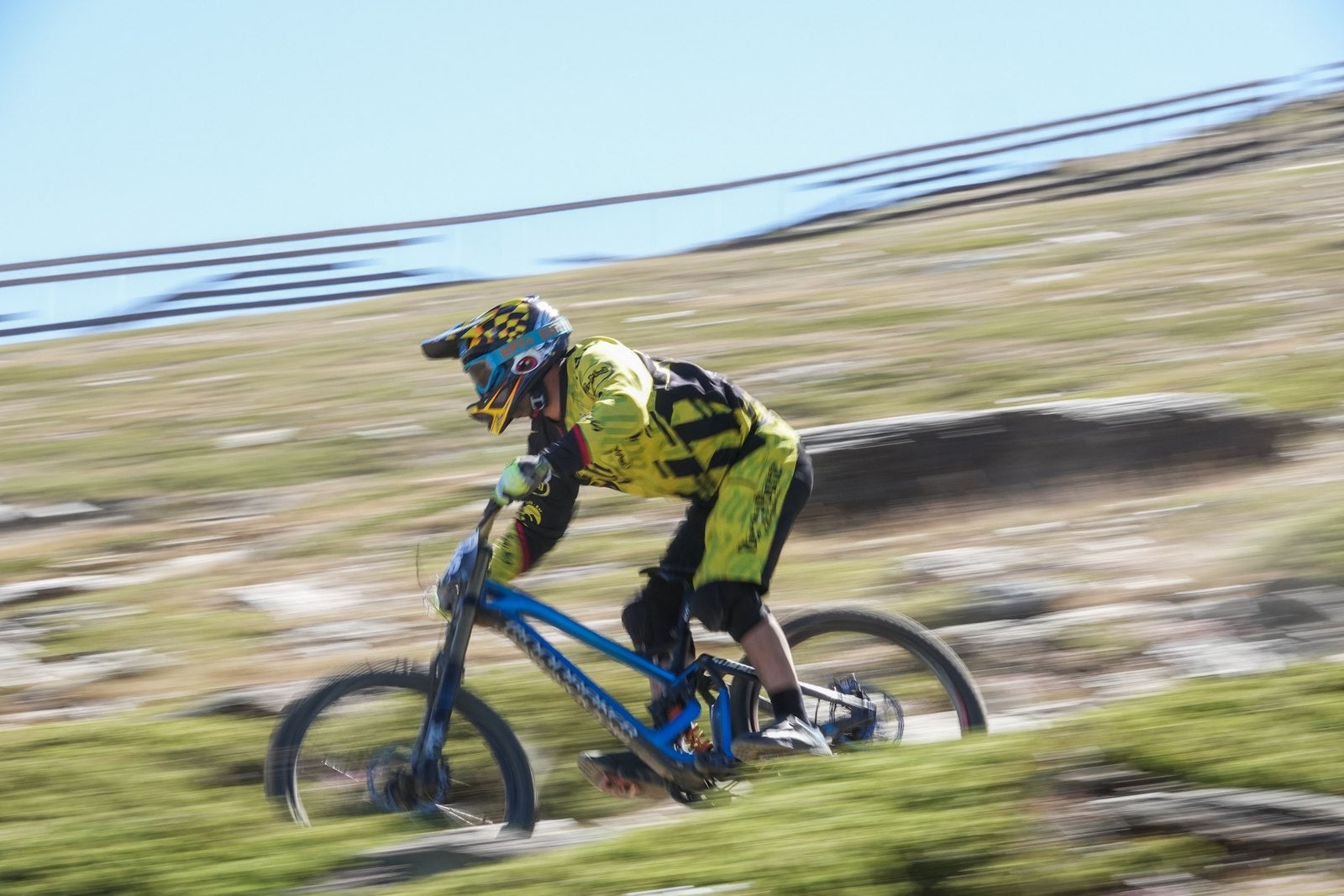 El piloto motrileño, que este año ha disputado dos descensos de Copa del Mundo, se sube a lo más alto del podio del Descenso MTB Bull Bikes junto a Moisés Navarrete y Carlos Haro. Zoe Zamora repite el triunfo del año pasado por delante de su hermana Kira y de Violeta Benítez