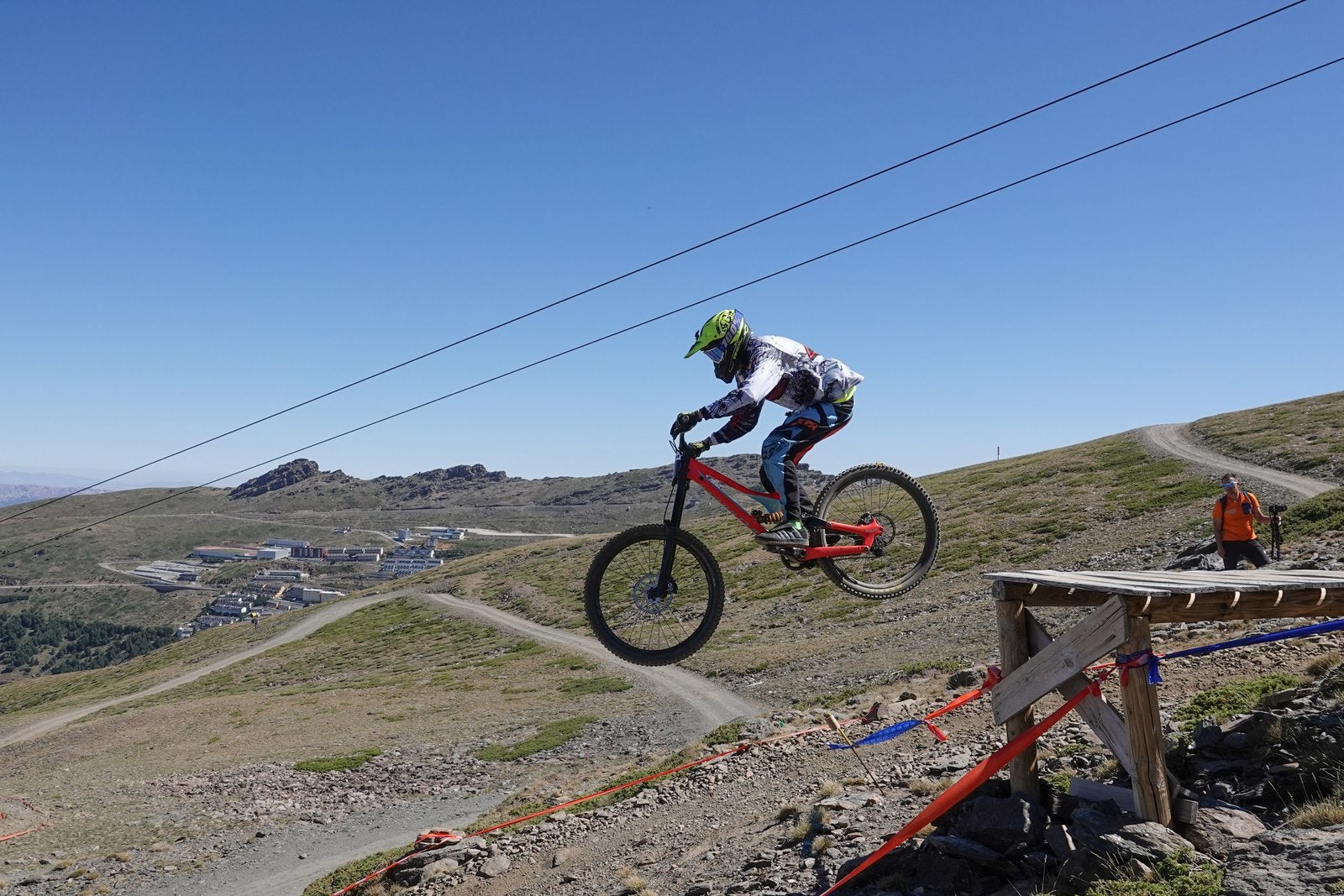 El piloto motrileño, que este año ha disputado dos descensos de Copa del Mundo, se sube a lo más alto del podio del Descenso MTB Bull Bikes junto a Moisés Navarrete y Carlos Haro. Zoe Zamora repite el triunfo del año pasado por delante de su hermana Kira y de Violeta Benítez