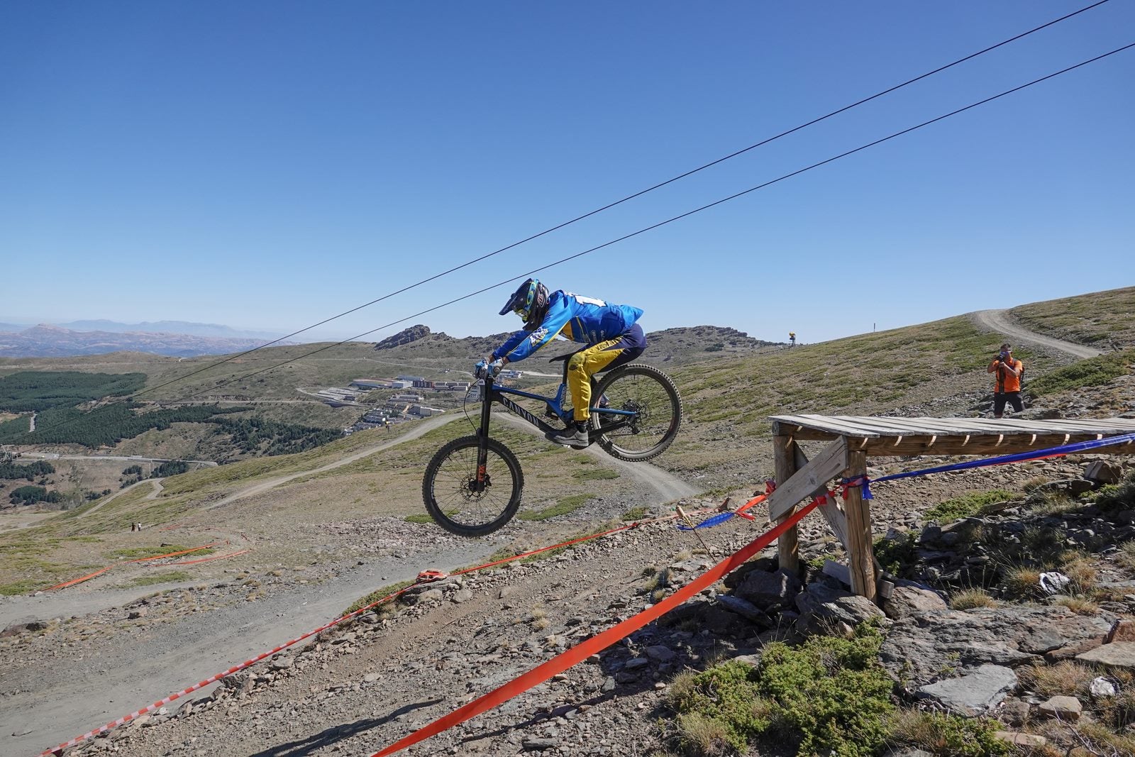 El piloto motrileño, que este año ha disputado dos descensos de Copa del Mundo, se sube a lo más alto del podio del Descenso MTB Bull Bikes junto a Moisés Navarrete y Carlos Haro. Zoe Zamora repite el triunfo del año pasado por delante de su hermana Kira y de Violeta Benítez