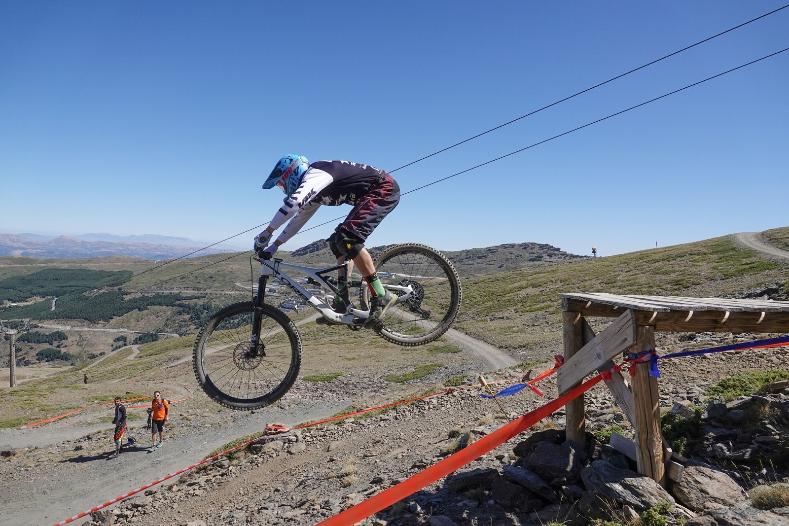 El piloto motrileño, que este año ha disputado dos descensos de Copa del Mundo, se sube a lo más alto del podio del Descenso MTB Bull Bikes junto a Moisés Navarrete y Carlos Haro. Zoe Zamora repite el triunfo del año pasado por delante de su hermana Kira y de Violeta Benítez