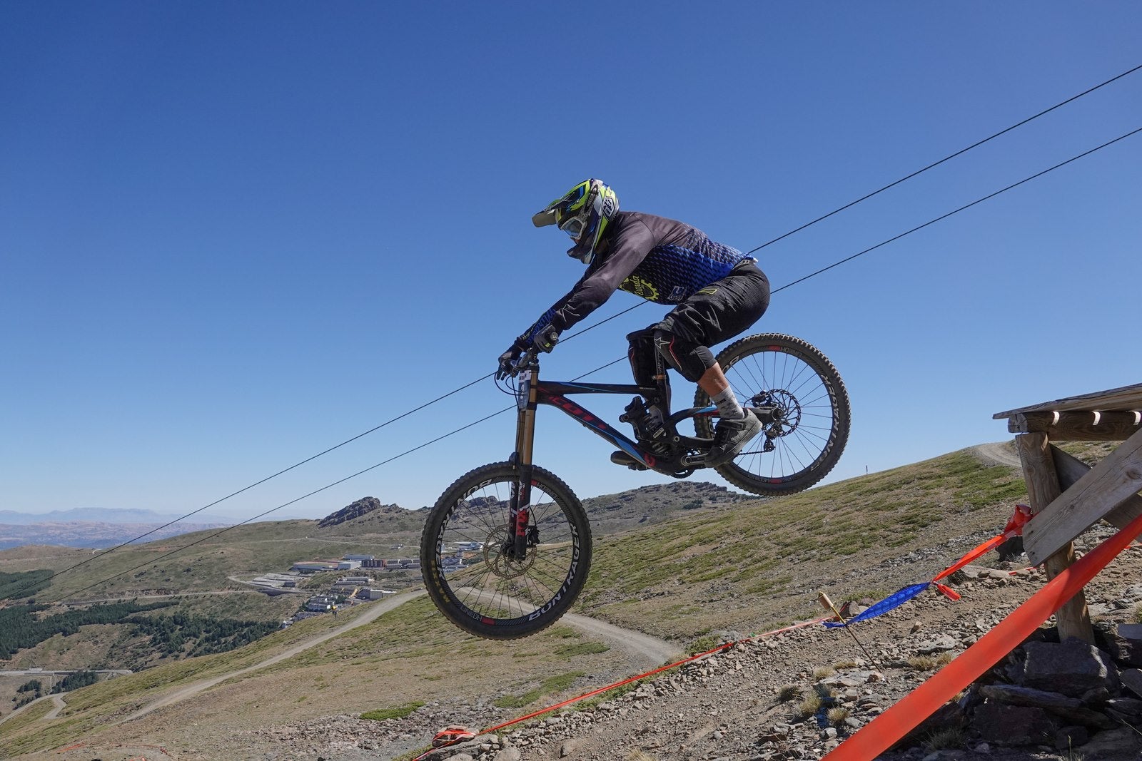 El piloto motrileño, que este año ha disputado dos descensos de Copa del Mundo, se sube a lo más alto del podio del Descenso MTB Bull Bikes junto a Moisés Navarrete y Carlos Haro. Zoe Zamora repite el triunfo del año pasado por delante de su hermana Kira y de Violeta Benítez