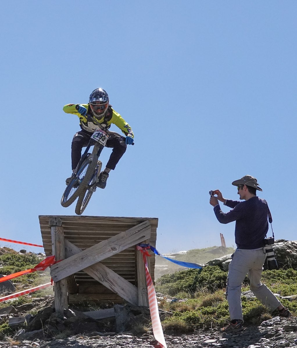 El piloto motrileño, que este año ha disputado dos descensos de Copa del Mundo, se sube a lo más alto del podio del Descenso MTB Bull Bikes junto a Moisés Navarrete y Carlos Haro. Zoe Zamora repite el triunfo del año pasado por delante de su hermana Kira y de Violeta Benítez