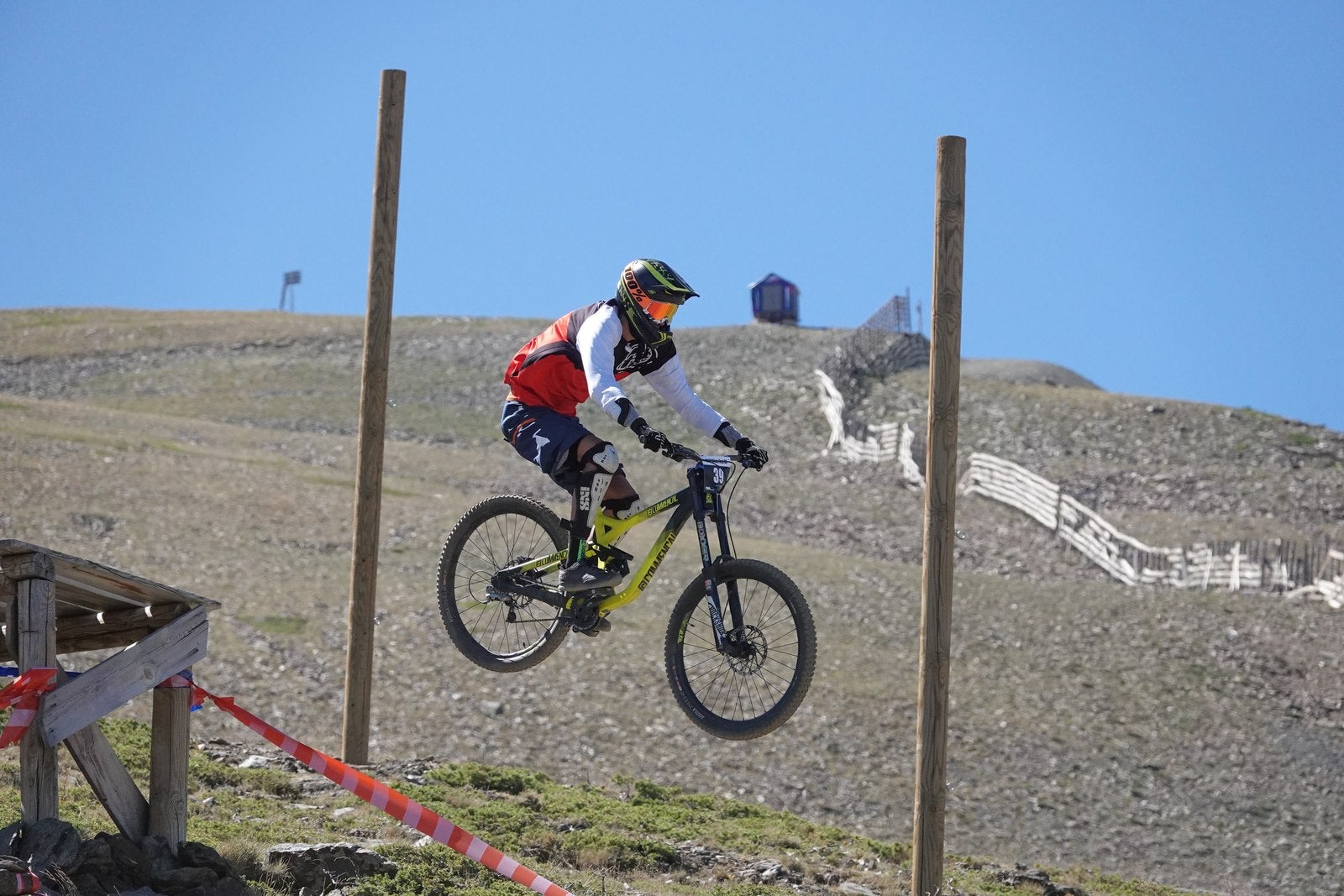 El piloto motrileño, que este año ha disputado dos descensos de Copa del Mundo, se sube a lo más alto del podio del Descenso MTB Bull Bikes junto a Moisés Navarrete y Carlos Haro. Zoe Zamora repite el triunfo del año pasado por delante de su hermana Kira y de Violeta Benítez