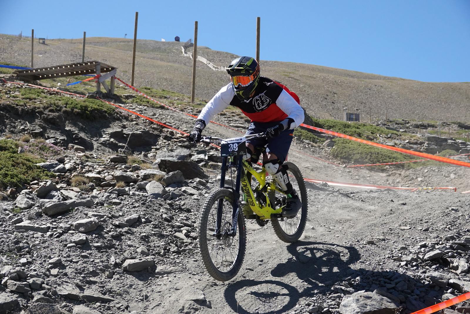 El piloto motrileño, que este año ha disputado dos descensos de Copa del Mundo, se sube a lo más alto del podio del Descenso MTB Bull Bikes junto a Moisés Navarrete y Carlos Haro. Zoe Zamora repite el triunfo del año pasado por delante de su hermana Kira y de Violeta Benítez