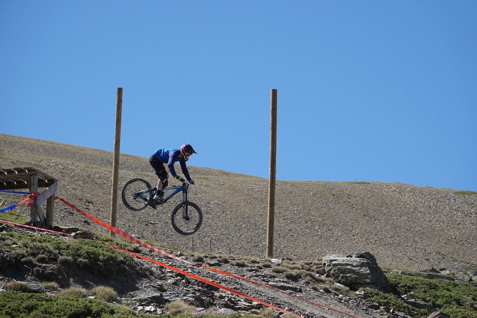 El piloto motrileño, que este año ha disputado dos descensos de Copa del Mundo, se sube a lo más alto del podio del Descenso MTB Bull Bikes junto a Moisés Navarrete y Carlos Haro. Zoe Zamora repite el triunfo del año pasado por delante de su hermana Kira y de Violeta Benítez
