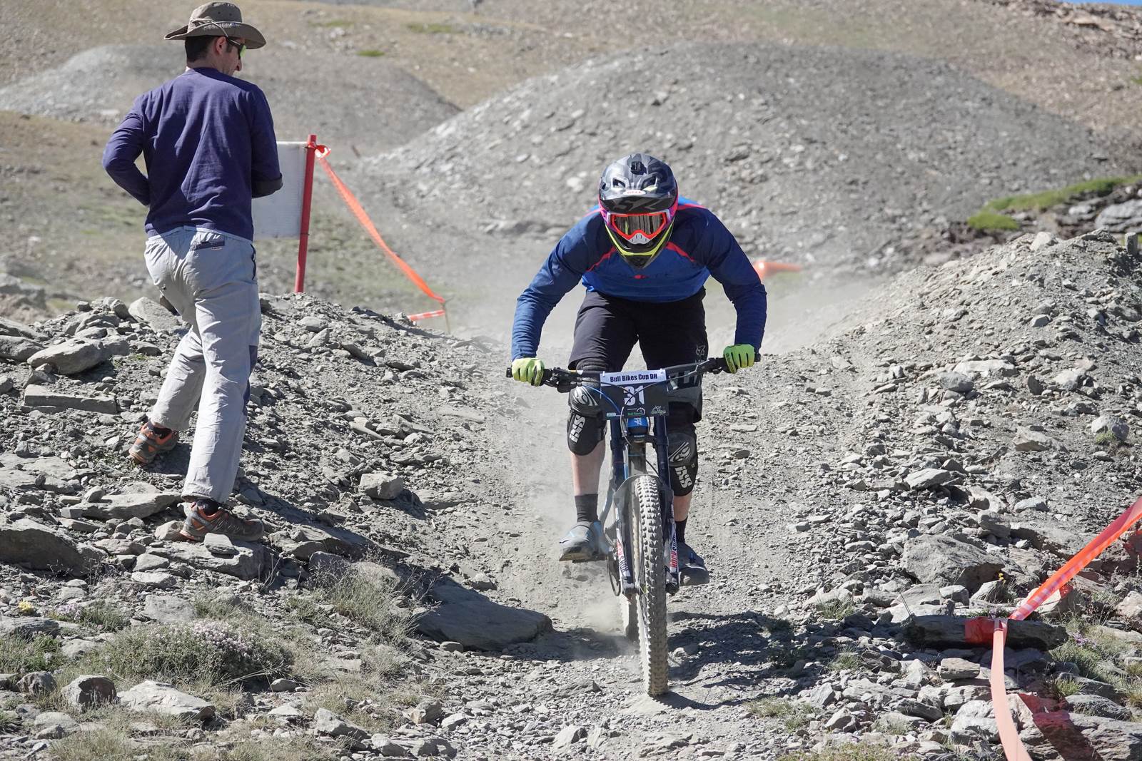 El piloto motrileño, que este año ha disputado dos descensos de Copa del Mundo, se sube a lo más alto del podio del Descenso MTB Bull Bikes junto a Moisés Navarrete y Carlos Haro. Zoe Zamora repite el triunfo del año pasado por delante de su hermana Kira y de Violeta Benítez