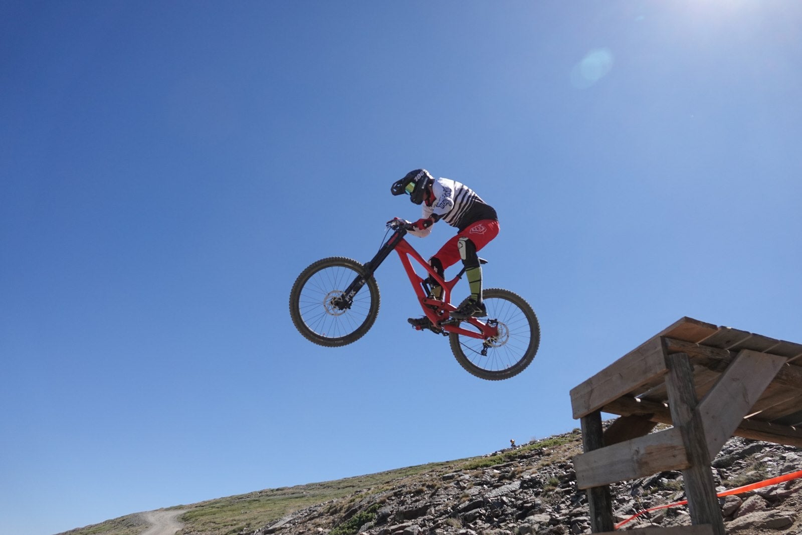 El piloto motrileño, que este año ha disputado dos descensos de Copa del Mundo, se sube a lo más alto del podio del Descenso MTB Bull Bikes junto a Moisés Navarrete y Carlos Haro. Zoe Zamora repite el triunfo del año pasado por delante de su hermana Kira y de Violeta Benítez