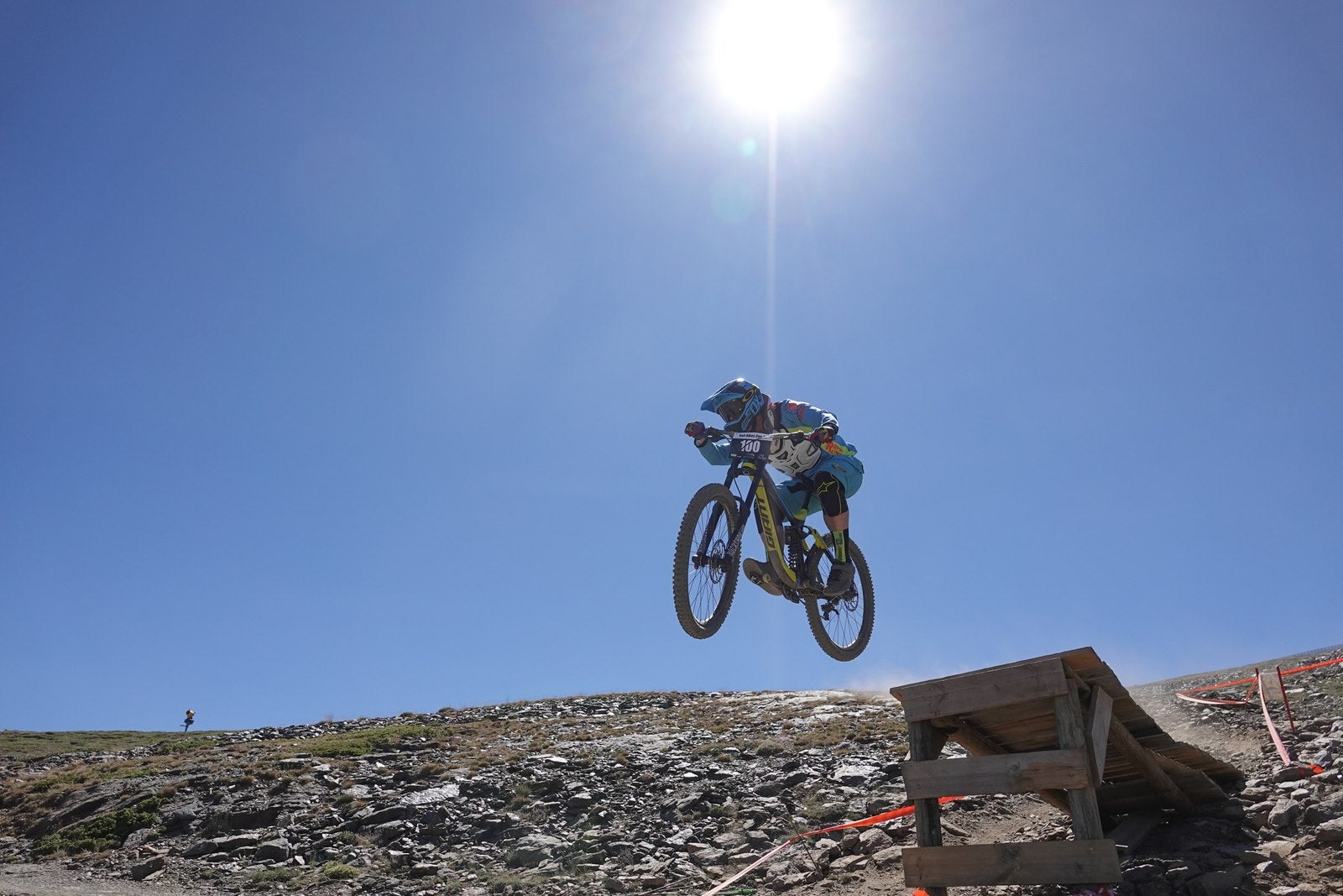 El piloto motrileño, que este año ha disputado dos descensos de Copa del Mundo, se sube a lo más alto del podio del Descenso MTB Bull Bikes junto a Moisés Navarrete y Carlos Haro. Zoe Zamora repite el triunfo del año pasado por delante de su hermana Kira y de Violeta Benítez