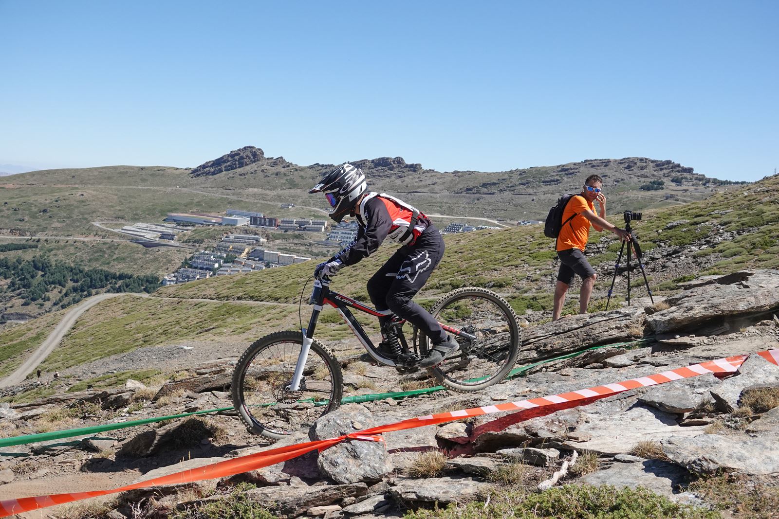El piloto motrileño, que este año ha disputado dos descensos de Copa del Mundo, se sube a lo más alto del podio del Descenso MTB Bull Bikes junto a Moisés Navarrete y Carlos Haro. Zoe Zamora repite el triunfo del año pasado por delante de su hermana Kira y de Violeta Benítez
