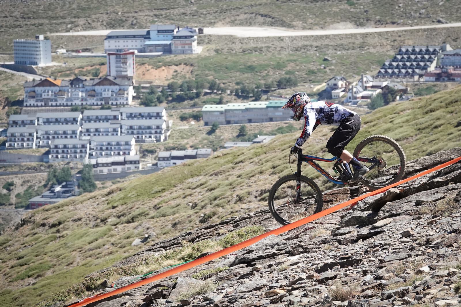 El piloto motrileño, que este año ha disputado dos descensos de Copa del Mundo, se sube a lo más alto del podio del Descenso MTB Bull Bikes junto a Moisés Navarrete y Carlos Haro. Zoe Zamora repite el triunfo del año pasado por delante de su hermana Kira y de Violeta Benítez