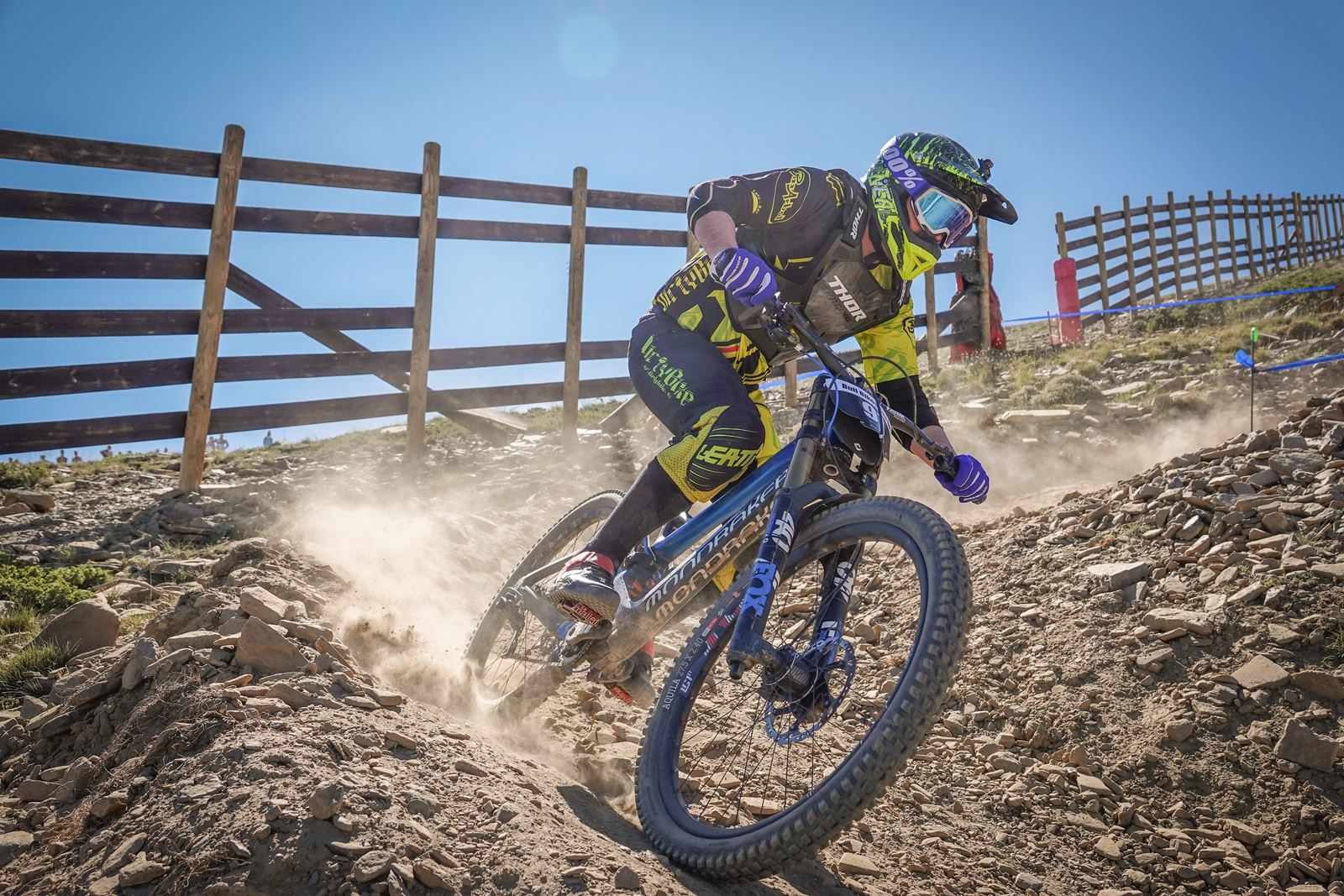 El piloto motrileño, que este año ha disputado dos descensos de Copa del Mundo, se sube a lo más alto del podio del Descenso MTB Bull Bikes junto a Moisés Navarrete y Carlos Haro. Zoe Zamora repite el triunfo del año pasado por delante de su hermana Kira y de Violeta Benítez