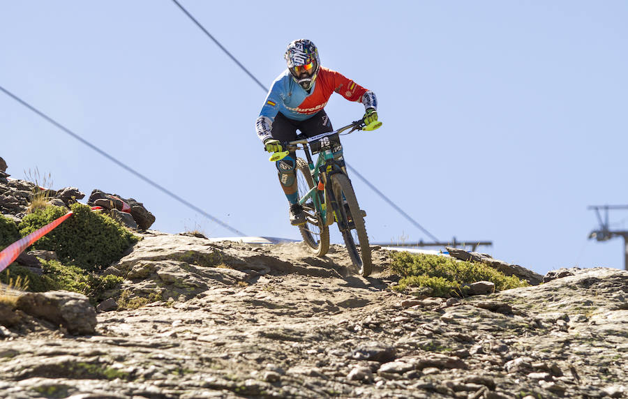 El piloto motrileño, que este año ha disputado dos descensos de Copa del Mundo, se sube a lo más alto del podio del Descenso MTB Bull Bikes junto a Moisés Navarrete y Carlos Haro. Zoe Zamora repite el triunfo del año pasado por delante de su hermana Kira y de Violeta Benítez