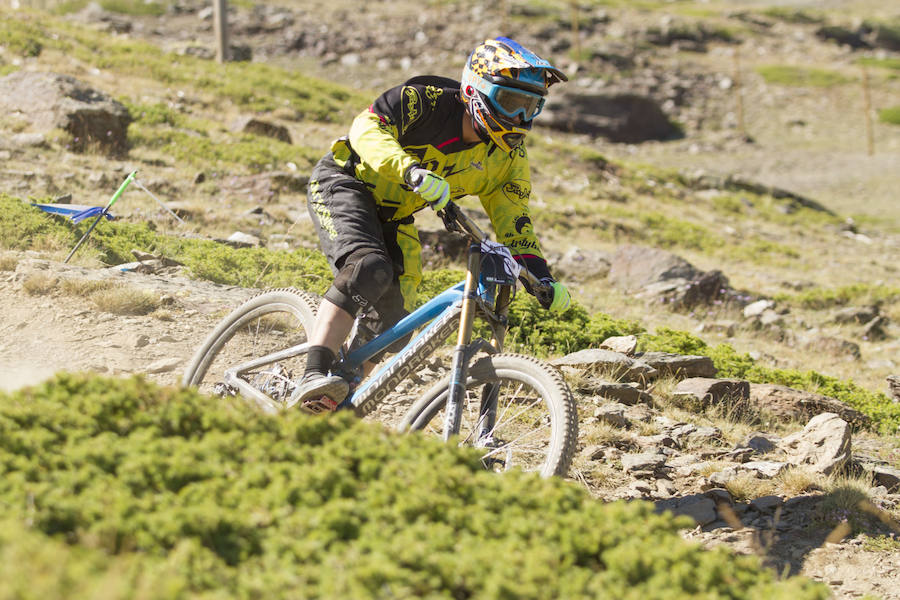 El piloto motrileño, que este año ha disputado dos descensos de Copa del Mundo, se sube a lo más alto del podio del Descenso MTB Bull Bikes junto a Moisés Navarrete y Carlos Haro. Zoe Zamora repite el triunfo del año pasado por delante de su hermana Kira y de Violeta Benítez