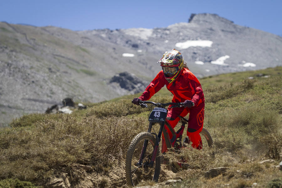 El piloto motrileño, que este año ha disputado dos descensos de Copa del Mundo, se sube a lo más alto del podio del Descenso MTB Bull Bikes junto a Moisés Navarrete y Carlos Haro. Zoe Zamora repite el triunfo del año pasado por delante de su hermana Kira y de Violeta Benítez