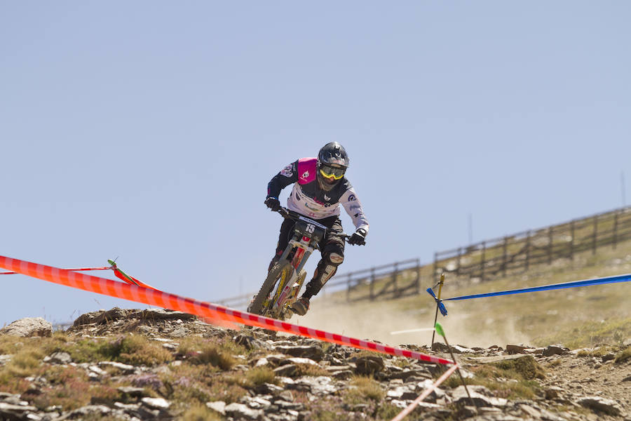 El piloto motrileño, que este año ha disputado dos descensos de Copa del Mundo, se sube a lo más alto del podio del Descenso MTB Bull Bikes junto a Moisés Navarrete y Carlos Haro. Zoe Zamora repite el triunfo del año pasado por delante de su hermana Kira y de Violeta Benítez