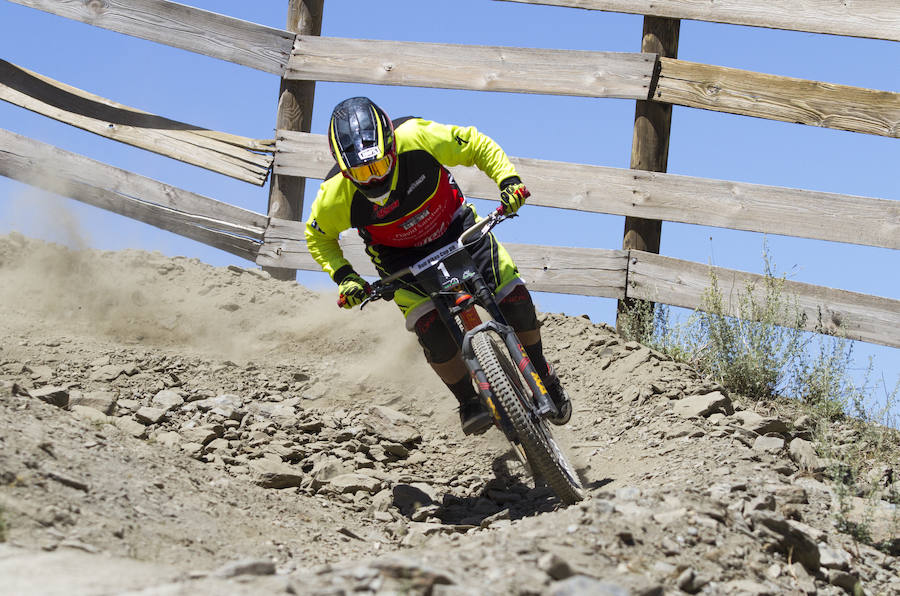 El piloto motrileño, que este año ha disputado dos descensos de Copa del Mundo, se sube a lo más alto del podio del Descenso MTB Bull Bikes junto a Moisés Navarrete y Carlos Haro. Zoe Zamora repite el triunfo del año pasado por delante de su hermana Kira y de Violeta Benítez