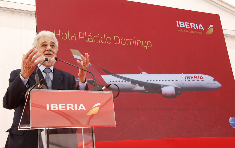 Iberia ha bautizado con el nombre 'Plácido Domingo' a su primer A350, un acto que ha contado con la presencia del tenor español que ha manifestado «una gran emoción» por este reconocimiento, que ha calificado de «privilegio».