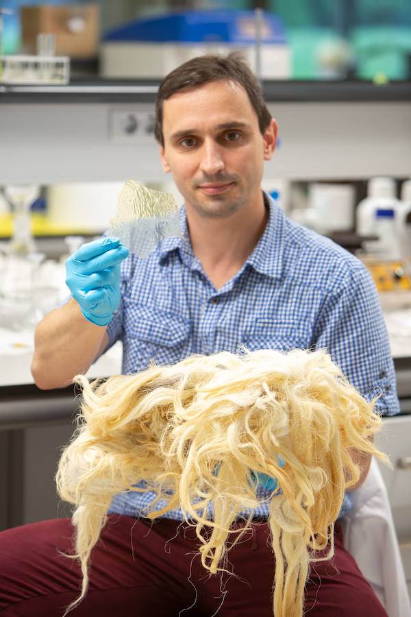 El investigador Borja Fernández-d'Arlas Bidegain, muestra en su laboratorio el bioplástico transparente.