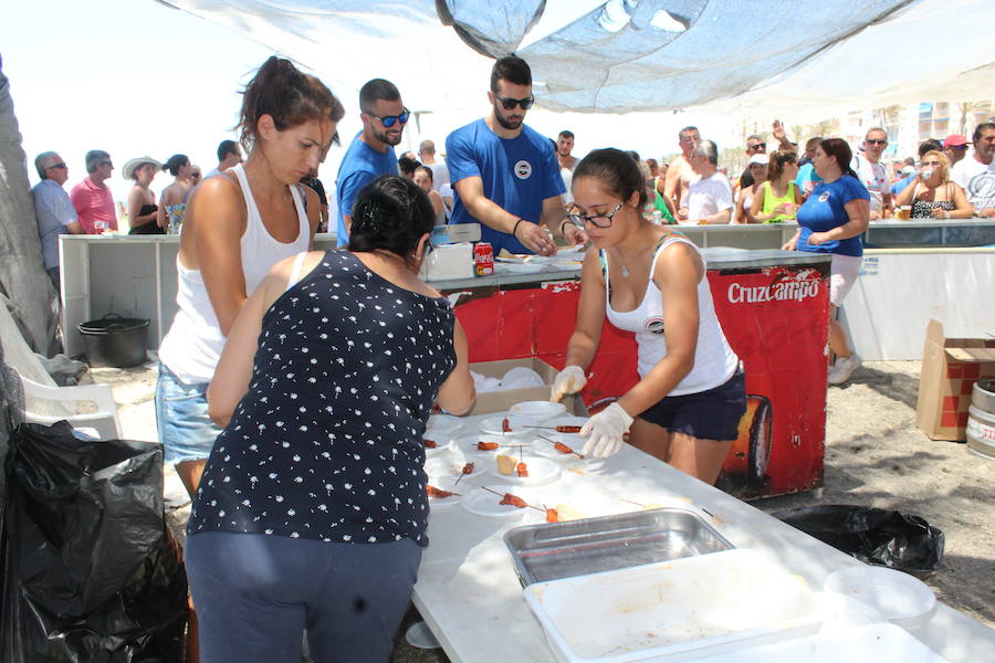 Los vecinos y turistas disfrutan de un dçía de fiesta a pie de playa. Feria de día con tapas, y fiesta de noche con con el rock and roll del grupo Kasia.